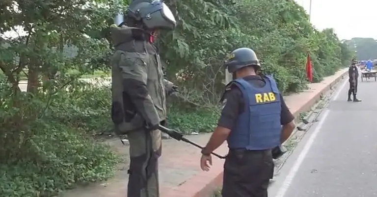 মাঠ ঘিরে রেখেছে এসআরবি